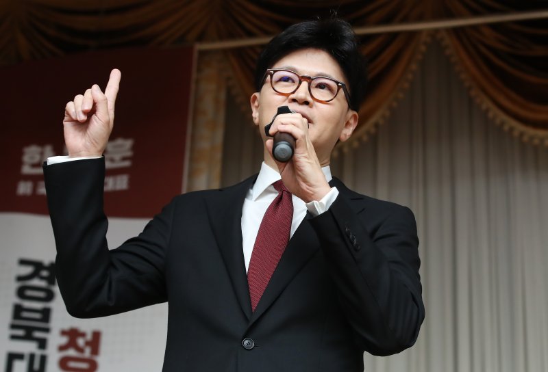 한동훈 "전한길 입당, 국민께서 어떻게 보겠나"