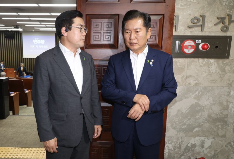 [서울=뉴시스] 조성봉 기자 = 더불어민주당 당대표 출마를 선언한 888토토, 박찬대(왼쪽) 의원이 3일 오후 서울 여의도 국회에서 열린 비공개 의원총회에서 대화를 하고 있다.2025.07.03. suncho21@newsis.com