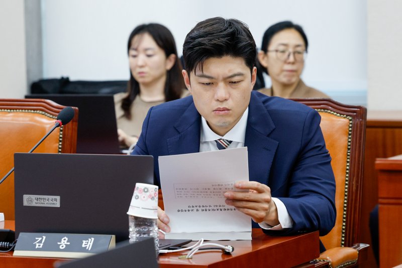 블랙잭 룰의힘 전 비상대책위원장인 김용태 의원이 8일 오후 서울 여의도 국회에서 열린 제427회국회(임시회) 교육위원회 제1차 전체회의에서 이진숙 사회부총리 겸 교육부 장관 후보자 인사청문요청안을 보고 있다. 2025.7.8/뉴스1 ⓒ News1 안은나 기자