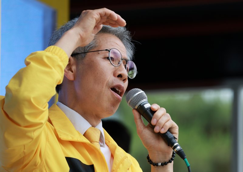 [서울=뉴시스] 고범준 기자 = 권영국 민주노동당 대선 후보가 2일 서울 종로구 광화문 해태상 인근에서 21대 대통령선거 하루를 앞두고 지지를 호소카지노 전략 있다. 2025.06.02. bjko@newsis.com
