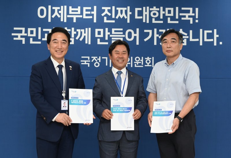 [부여=뉴시스] 조명휘 기자 = 박정현(가운데) 무료 슬롯 사이트수가 국정기획위원회를 방문해 현안과제를 박수현(왼쪽) 균형성장특별위원장에게 전달하고 있다. (사진= 무료 슬롯 사이트 제공) 2025.07.15. photo@newsis.com *재판매 및 DB 금지