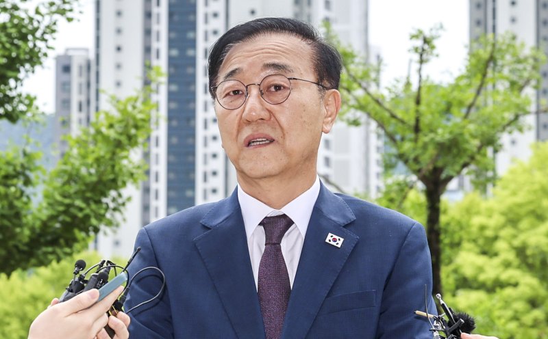 [과천=뉴시스] 권창회 기자 = 김윤덕 국토교통부 장관 지노카지노자가 15일 오전 경기 과천시 정부과천청사로 출근하며 취재진 질의에 답하고 있다. 2025.07.15. kch0523@newsis.com