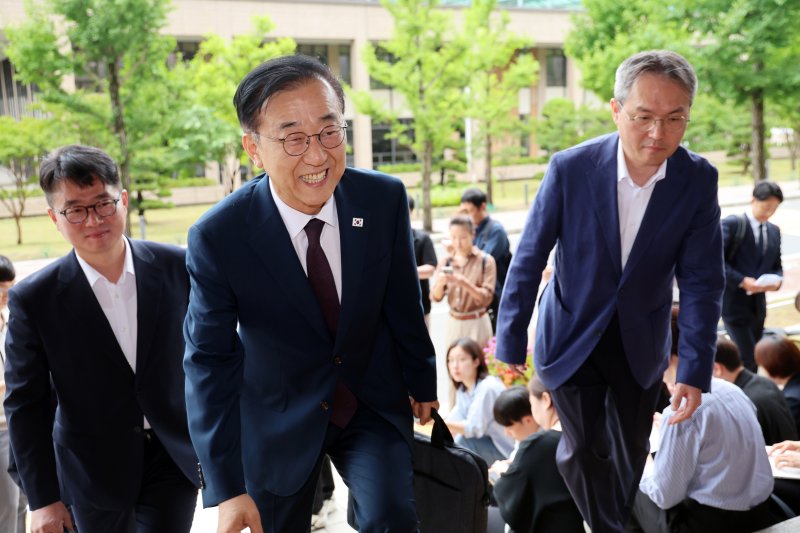 김윤덕 국토교통부 장관 후보자가 15일 오전 경기 과천시 정부과천청사에 마련된 인사청문회 사무실로 출근하고 있다. 뉴스1