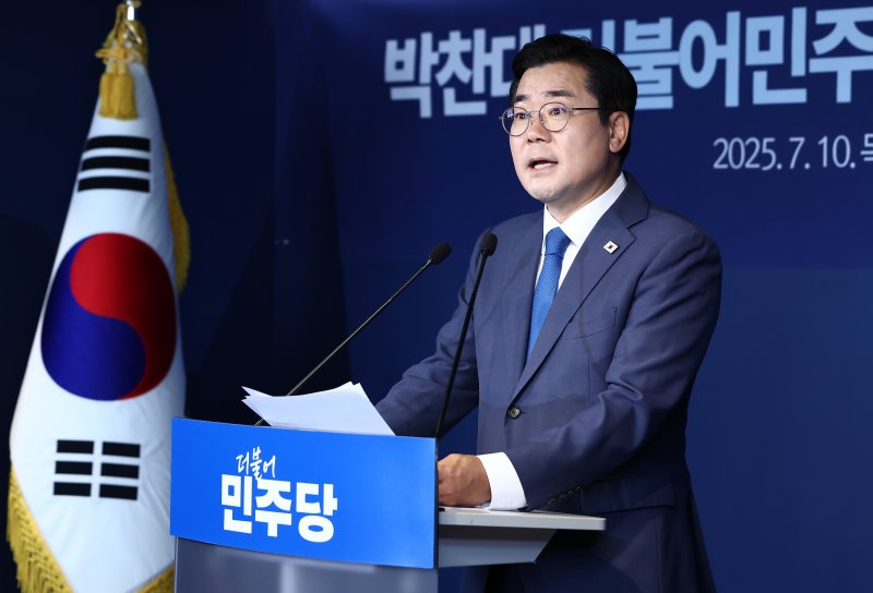 더불어민주당 당대표 선거에 출마하는 더존카지노 후보가 10일 오전 서울 여의도 중앙당사에서 당대표 후보 등록 기자회견을 하고 있다. 2025.7.10/뉴스1 ⓒ News1 김민지 기자