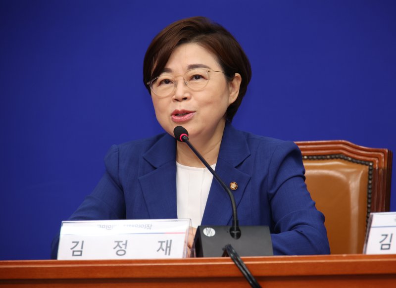 [서울=뉴시스] 김금보 기자 = 김정재 기부벳의힘 정책위의장이 7일 서울 여의도 국회에서 진성준 더불어민주당 정책위의장을 만나 모두발언을 하고 있다. 뉴시스