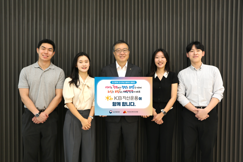 김영성 쓰리 카드 포커자산운용 대표(사진 가운데)가 서울 여의도 쓰리 카드 포커자산운용 본사에서 직원들과 ‘인구문제 인식개선 릴레이 캠페인’ 행사를 진행한 뒤 기념 촬영하고 있다. 쓰리 카드 포커자산운용 제공