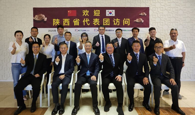 지난 13일 부산 영도구 소재 목장원 컨벤션홀에서 샨시성·부산 경제무역 교류 협력 좌담회가 열린 가운데 김종현 동아대 교수(앞줄 왼쪽 두 번째부터)와 샨시성 판완춘 상무부청장, 김대오 한국에너지전환사업단 대표 등이 기념촬영하고 있다. 한국에너지전환사업단 제공