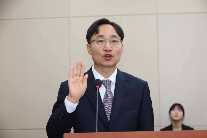 [서울=뉴시스] 조성봉 기자 = 라칸카지노 국세청장 후보자가 15일 서울 여의도 국회에서 열린 기획재정위원회의 국세청장 인사청문회에서 선서를 하고 있다. 2025.07.15. suncho21@newsis.com