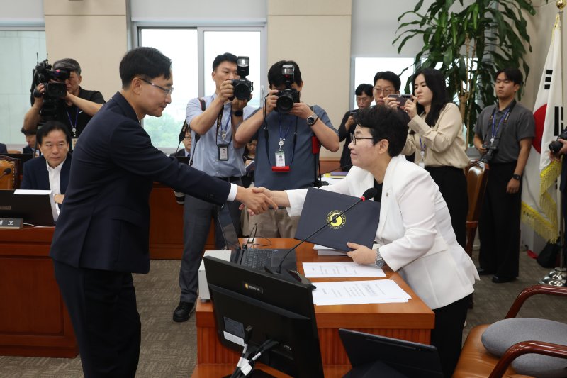 [서울=뉴시스] 조성봉 기자 = 라칸카지노 국세청장 후보자가 15일 서울 여의도 국회에서 열린 기획재정위원회의 국세청장 인사청문회에서 선서문을 전달하고 있다. 2025.07.15. suncho21@newsis.com