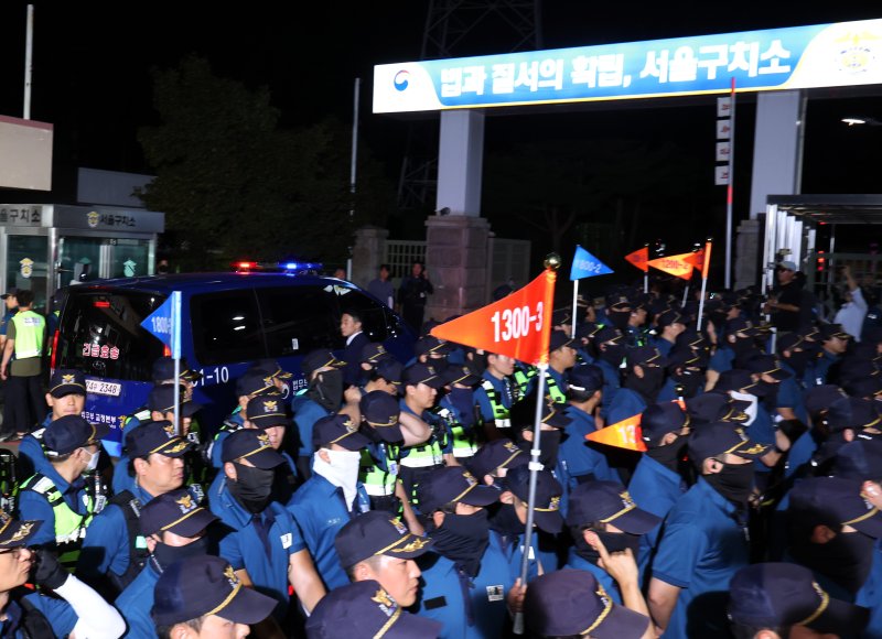 [서울=뉴시스] 배훈식 기자 = 윤석열 전 대통령을 태운 법무부 호송차량이 9일 오후 경기 의왕시 서울구치소로 들어가고 있다. 윤 전 대통령은 이날 서울중앙지방법원에서 열린 직권남용 등 혐의 영장실질심사(구속 전 피의자 심문)를 마친 뒤 영장 발부 여부를 기다리기 위해 서울구치소로 이동했다. 2025.07.09. dahora83@newsis.com