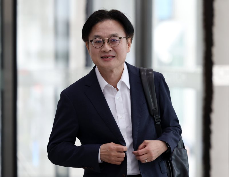 [서울=뉴시스] 조성우 기자 = 김정관 산업통상자원부 장관 후보자가 30일 오전 서울 강남구 한국기술센터에 마련된 인사청문회 준비 사무실에 출근하고 있다. 2025.06.30. xconfind@newsis.com