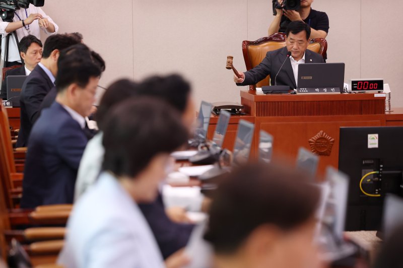[서울=뉴시스] 김명년 기자 = 7일 오후 서울 여의도 국회에서 열린 산업통상자원중소벤처기업위원회에서 박성민 위원장 직무대리가 의사봉을 두드리고 있다. 2025.07.07. kmn@newsis.com