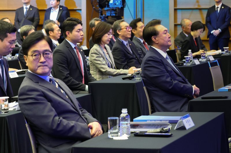 [서울=뉴시스] 최진석 기자 = 윤석열 대통령이 27일 서울 중구 대한상공회의소에서 문화일보 주최로 진행된 문화미래리포트2024에 참석해 있다. 왼쪽은 타이틀카지노 국회의장. (대통령실통신사진기자단) 2024.08.27. myjs@newsis.com