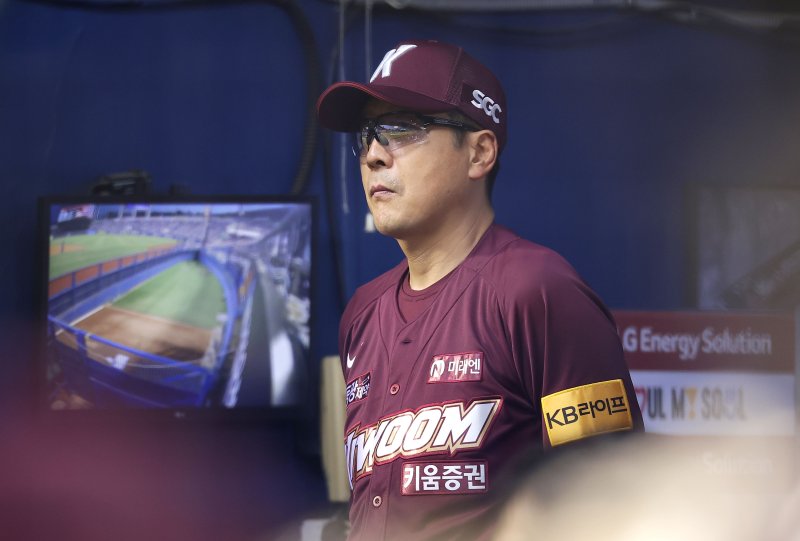 [서울=뉴시스] 정병혁 기자 = 26일 서울 송파구 잠실야구장에서 열린 2024 KBO리그 키움 히어로즈 대 LG 트윈스의 경기, 키움 홍원기 감독이 경기를 바라보고 있다. 2024.09.26. jhope@newsis.com