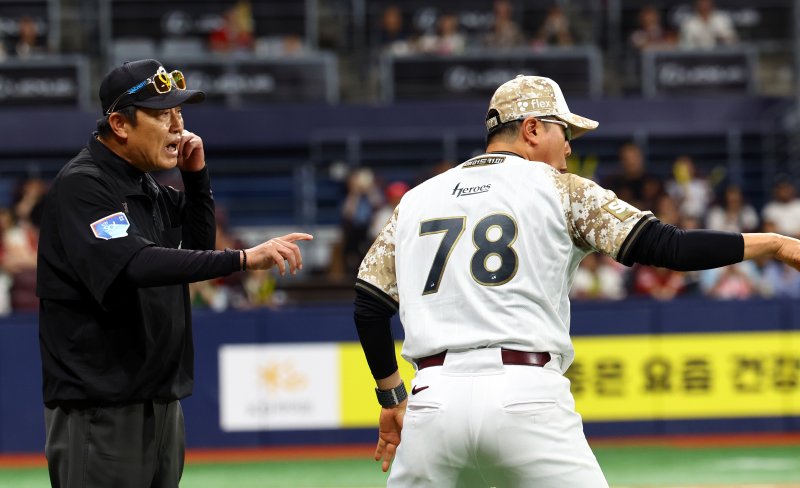 [서울=뉴시스] 박주성 기자 = 26일 오후 서울 구로구 고척스카이돔에서 열린 프로야구 2025 KBO리그 KIA 타이거즈 대 키움 히어로즈의 경기, 8회말 KIA 투수 조상우의 견제 때 1루에 있던 주자 키움 이주형이 비디오 판독으로 아웃되자 키움 홍원기 감독이 그라운드로 나와 박기택 1루심에게 항의하고 있다. 2025.06.26.park7691@newsis.com