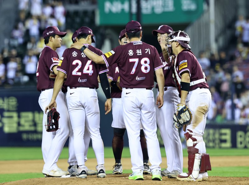 [서울=뉴시스] 최진석 기자 = 10일 서울 송파구 잠실야구장에서 열린 2025 KBO리그 키움 히어로즈와 LG 트윈스의 경기. 9회말 2사 1루상황 키움 홍원기 감독이 마운드에 올라가 선수들을 격려하고 있다. 2025.07.10. myjs@newsis.com