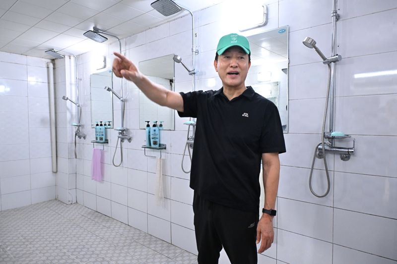 오세훈 서울시장이 15일 중부공원여가센터 지하 2층에 마련된 남산 샤워장을 점검하고 있다. 서울시 제공