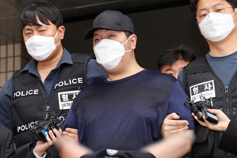 서울 강북구 미아동 마트에서 흉기를 휘둘러 1명을 살해하고 1명을 다치게 한 김성진(33)이 지난 5월 1일 오전 서울 강북경찰서에서 검찰로 구속 송치되고 있다. 김씨는 지난 4월 22일 오후 6시20분께 서울 강북구 지하철 4호선 미아역 인근 마트에서 흉기로 40대 여성 직원을 다치게 하고 60대 여성 손님을 숨지게 한 혐의를 받는다. 뉴스1