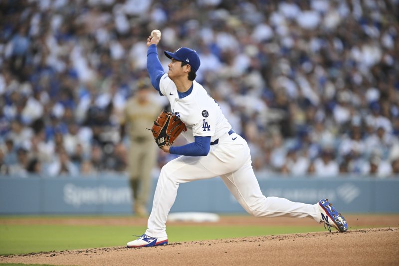 [로스앤젤레스=AP/뉴시스] LA 다저스 선발 오타니 쇼헤이가 16일(현지 시간) 미 캘리포니아주 로스앤젤레스의 다저 스타디움에서 열린 2025 메이저리그 샌디에이고 파드리스와의 경기 1회 초 투구하고 있다. 663일 만에 투타 겸업을 재개한 오타니는 최고 구속 161.3㎞를 보였으며 1회 2피안타 1실점하고 투구를 마쳤다. 2025.06.17.