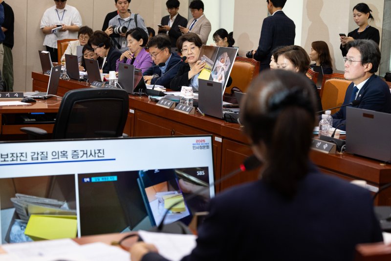 이달희 국민의힘 의원이 14일 서울 여의도 국회에서 열린 강선우 여성가족부 장관 후보자에 대한 인사청문회에서 보좌관 갑질 의혹 관련 질의를 하고 있다. 2025.7.14/뉴스1 ⓒ News1 유승관 기자