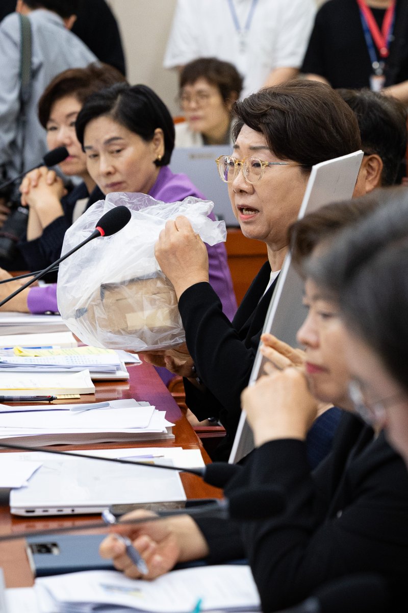 이달희 국민의힘 의원이 14일 서울 여의도 국회에서 열린 강선우 여성가족부 장관 후보자에 대한 인사청문회에서 보좌관 갑질 의혹 관련 질의를 하고 있다. 2025.7.14/뉴스1 ⓒ News1 유승관 기자