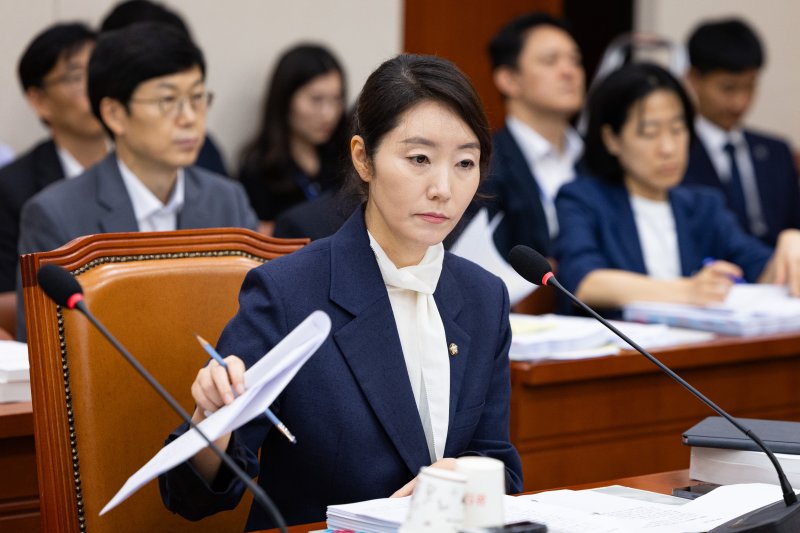 강선우 여성가족부 장관 후보자가 14일 서울 여의도 국회에서 열린 인사청문회에 출석해 의원 질의를 경청하고 굳은 표정을 짓고 있다. 2025.7.14/뉴스1 ⓒ News1 유승관 기자