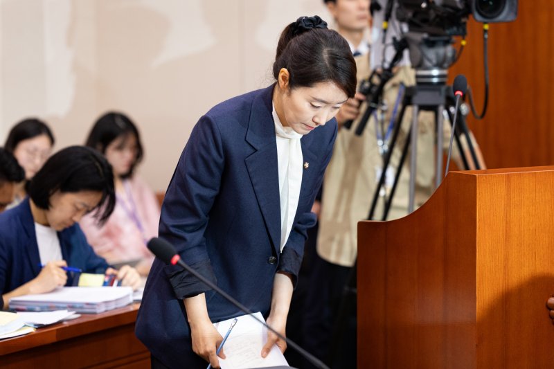 강선우 여성가족부 장관 후보자가 14일 서울 여의도 국회에서 열린 인사청문회에 출석해 모두 발언 후 고개 숙여 인사하고 있다. 2025.7.14/뉴스1 ⓒ News1 유승관 기자