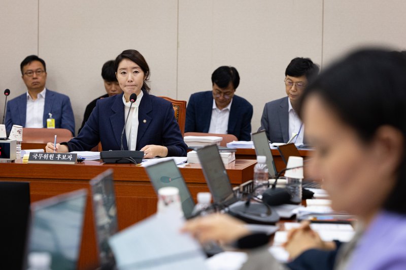 강선우 여성가족부 장관 후보자가 14일 서울 여의도 국회에서 열린 인사청문회에 출석해 의원 질의를 경청하고 굳은 표정을 짓고 있다. 2025.7.14/뉴스1 ⓒ News1 유승관 기자