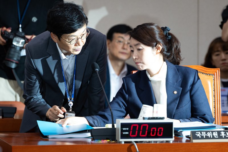 강선우 여성가족부 장관 후보자가 14일 서울 여의도 국회에서 열린 인사청문회에 출석해 관계자와 대화하고 있다. 2025.7.14/뉴스1 ⓒ News1 유승관 기자