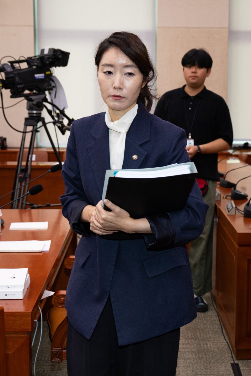 강선우 여성가족부 장관 후보자가 14일 서울 여의도 국회에서 열린 인사청문회에 출석해 오전 질의를 마친 후 청문회장을 나서고 있다. 2025.7.14/뉴스1 ⓒ News1 유승관 기자