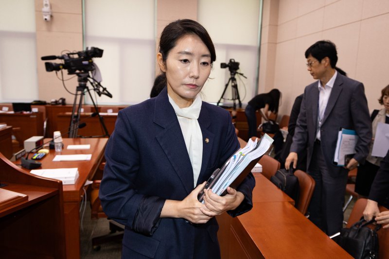 강선우 여성가족부 장관 후보자가 14일 서울 여의도 국회에서 열린 인사청문회에 출석해 오전 질의를 마친 후 청문회장을 나서고 있다. 2025.7.14/뉴스1 ⓒ News1 유승관 기자