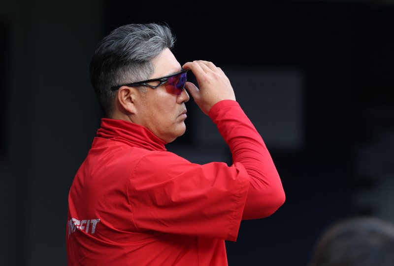 [서울=뉴시스] 이영환 기자 = 12일 오후 서울 송파구 잠실야구장에서 열린 2025 KBO리그 SSG 랜더스와 LG 트윈스의 경기에 앞서 SSG 이숭용 감독이 생각에 잠겨있다. 2025.06.12. 20hwan@newsis.com