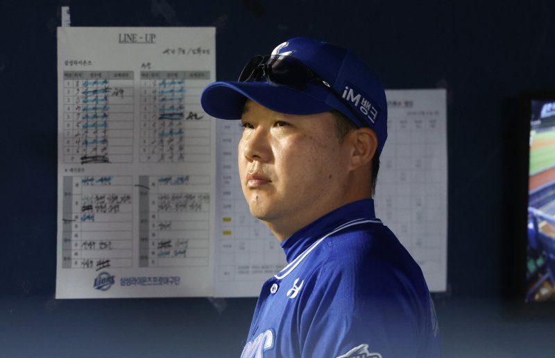 [서울=뉴시스] 황준선 기자 = 1일 서울 송파구 잠실야구장에서 열린 2025 KBO리그 삼성 라이온즈와 두산 베어스의 경기, 삼성 박진만 감독이 경기를 지켜보고 있다. 2025.07.01. hwang@newsis.com