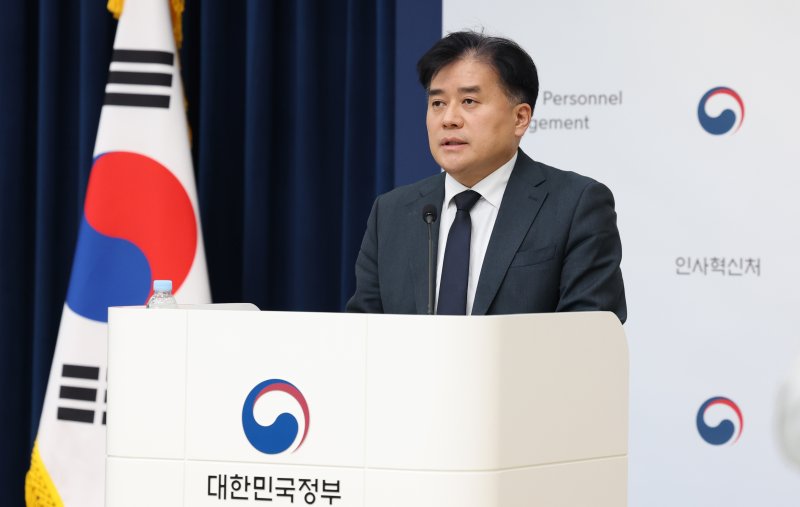 박용수 인사혁신처 차장이 8일 세종시 정부세종청사 중앙동에서 추서 순직자 유족지원 등 개정령안 입법예고 내용을 발표하고 있다. 인사혁신처는 공무상 사망자에 대한 추서 승진 절차를 신설하고 구체적인 유족급여 인상 기준을 마련하는 내용의 판도라토토 임용령 등 총 4개의 시행령 개정안을 입법예고 하고 7월부터 시행 한다고 밝혔다. 2025.4.8/뉴스1 ⓒ News1 김기남 기자