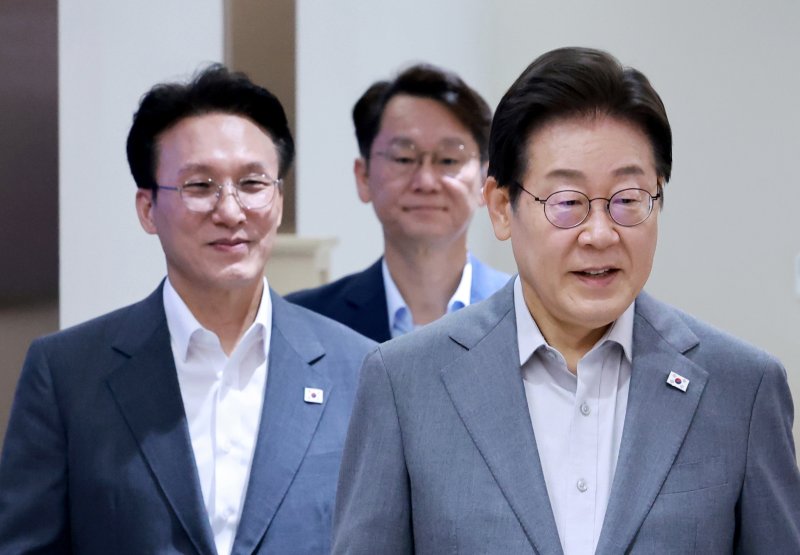 [서울=뉴시스] 최동준 기자 = 이재명 파라오 슬롯이 15일 서울 용산 파라오 슬롯실 청사에서 열린 국무회의에 입장하고 있다. (파라오 슬롯실통신사진기자단) 2025.07.15. photocdj@newsis.com