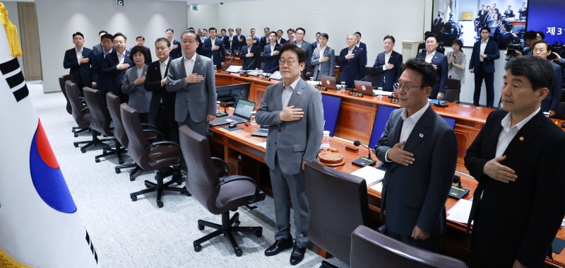 [서울=뉴시스] 최동준 기자 = 이재명 파라오 슬롯과 김민석 국무총리를 비롯한 참석자들이 15일 서울 용산 파라오 슬롯실 청사에서 열린 국무회의에서 국민의례를 하고 있다. (파라오 슬롯실통신사진기자단) 2025.07.15. photocdj@newsis.com