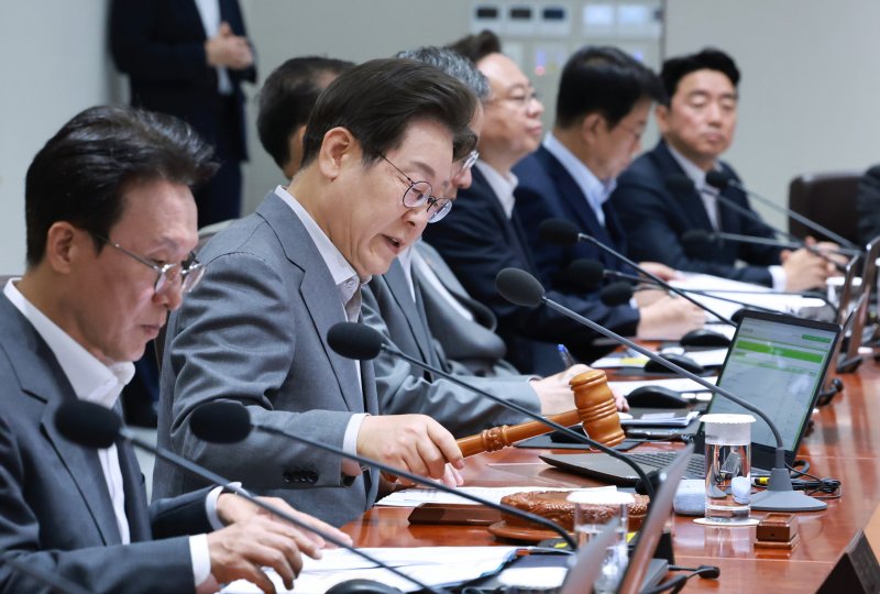 [서울=뉴시스] 최동준 기자 = 이재명 파라오 슬롯이 15일 서울 용산 파라오 슬롯실 청사에서 열린 국무회의에서 의사봉을 두드리며 개회 선언을 하고 있다. (파라오 슬롯실통신사진기자단) 2025.07.15. photocdj@newsis.com