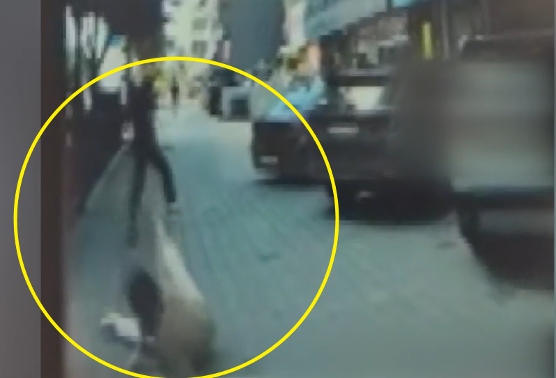 강남서 모르는 여성에 발차기... 30대 남자 그냥...