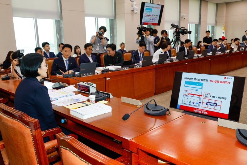 한성숙 중소벤처기업부 장관 후보자가 15일 오전 서울 여의도 국회 산업통산자원중소벤처기업위원회에서 열린 인사청문회에 출석해 박형수 국민의힘 의원 질의에 답하고 있다. 2025.7.15/뉴스1 ⓒ News1 안은나 기자