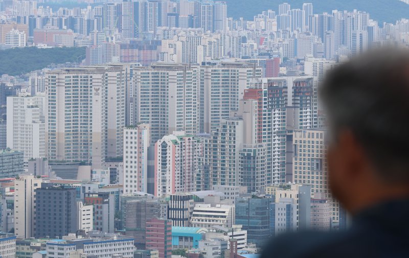 [서울=뉴시스] 권창회 기자 = 지난달 24일 서울 중구 남산에서 바라본 아파트단지의 모습. 2025.07.15. kch0523@newsis.com