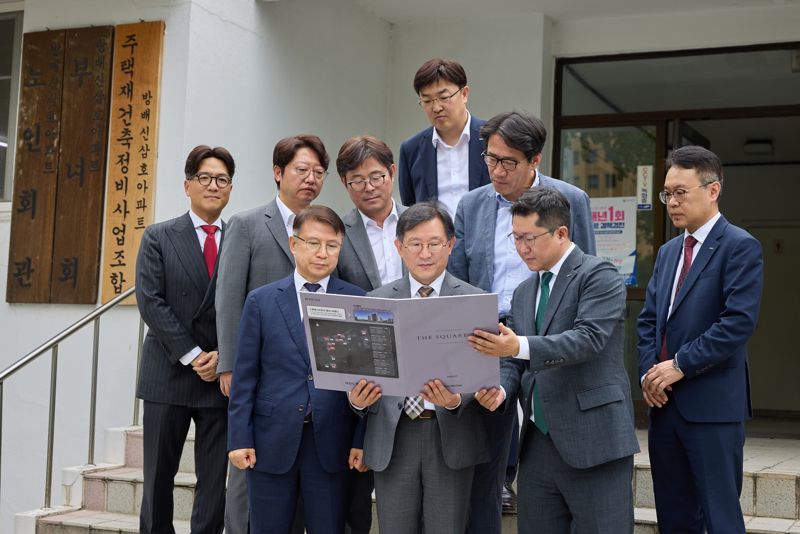 지난 14일 정경구 HDC현대산업개발 대표이사(맨앞줄 왼쪽에서 두번째)는 임원진들과 함께 서울 서초구 방배신삼호아파트 재건축 현장을 찾았다. HDC현대산업개발 제공