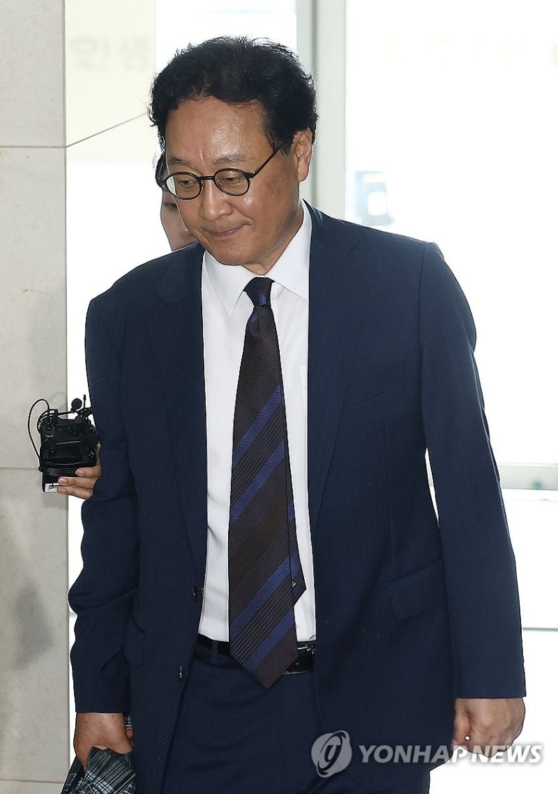 특검 조사 출석하는 왕윤종 전 국가안보실 3차장 (출처=연합뉴스)