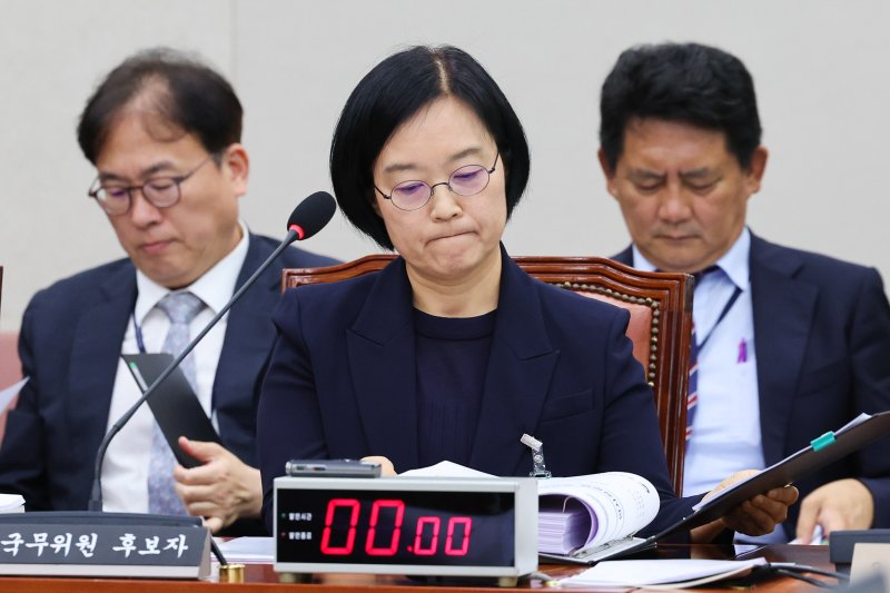 한성숙 중소벤처기업부 장관 후보자가 15일 오전 서울 여의도 국회 산업통산자원중소벤처기업위원회에서 열린 인사청문회에 출석해 자료를 살피고 있다. 2025.7.15/뉴스1 ⓒ News1 안은나 기자