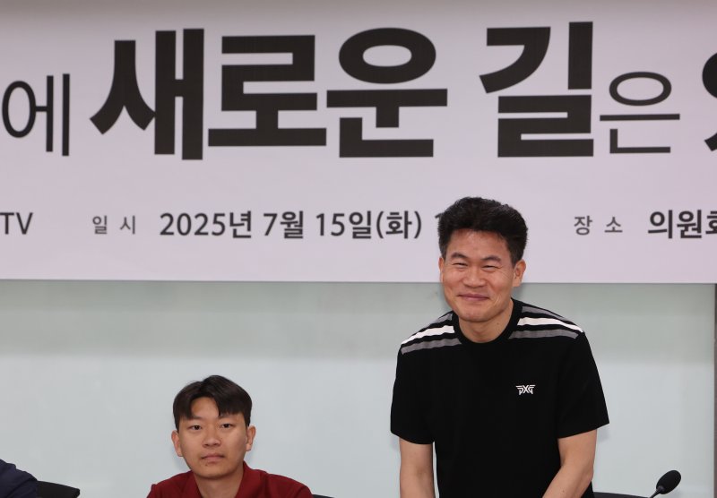 전 한국사 강사 메이저 바카라 사이트씨가 지난 15일 서울 여의도 국회에서 열린 '국민의힘에 새로운 길은 있는가?' 토론회에서 인사하고 있다. /사진=뉴시스