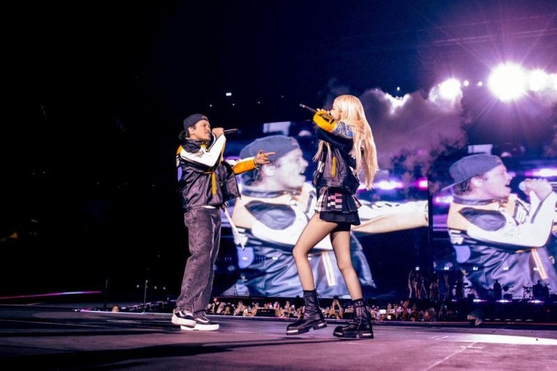 블랙핑크 LA 공연에 브루노 마스 '아파트' 협업…RM·슈가는 객석에