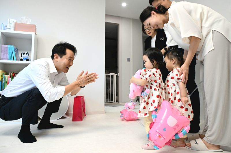 15일 서울 광진구 자양동 ‘미리내집’을 방문한 오세훈 서울시장이 입주자 자녀에게 인사를 건네고 있다. 서울시 제공