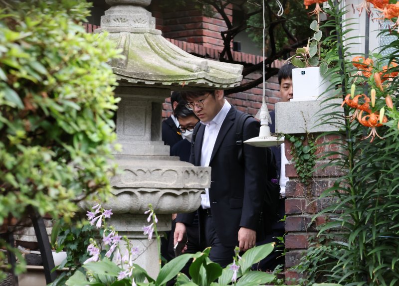 김건희 여사 관련 의혹을 수사하는 민중기 특검팀이 15일 오전 서울 강남구 역삼동에 위치한 건진법사 전성배 씨 법당에 대한 압수수색을 진행 중인 가운데 특검팀 관계자들이 분주하게 움직이고 있다. 2025.7.15/뉴스1 ⓒ News1 장수영 기자