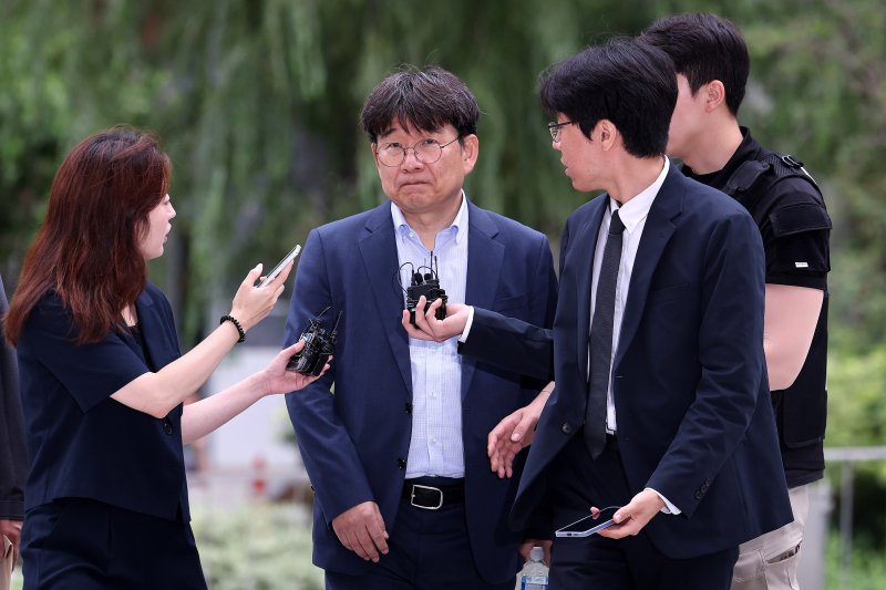 이상화 동해종합기술공사 부사장이 15일 서울 종로구 김건희 여사에 관한 의혹들을 수사하는 민중기 특별검사팀 사무실로 출석하고 있다. 2025.7.15/뉴스1 ⓒ News1 박지혜 기자