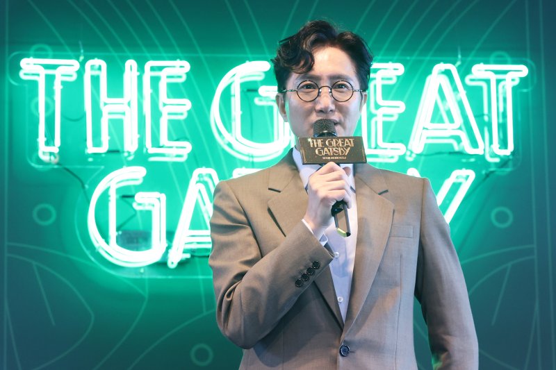 신춘수 오디컴퍼니 대표가 15일 서울 서초구 솔빛섬 무드서울에서 열린 뮤지컬 '위대한 개츠비' 서울 론칭 쇼케이스 '퍼스트 룩(FIRST LOOK)'에서 인사말을 하고 있다. 연합뉴스