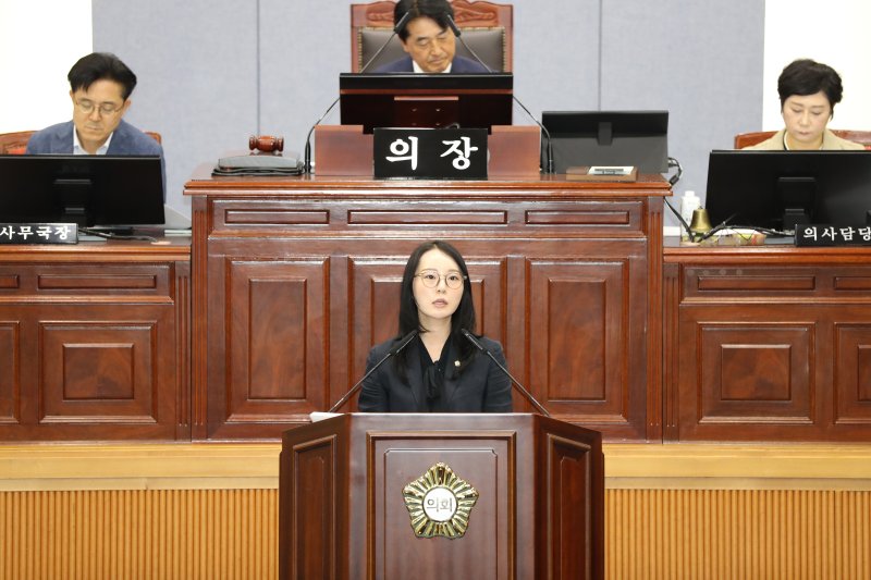[울산=뉴시스] 구정질문하는 김예나 울산 남구의원. (사진=울산 남구의회 제공) photo@newsis.com *재판매 및 DB 금지